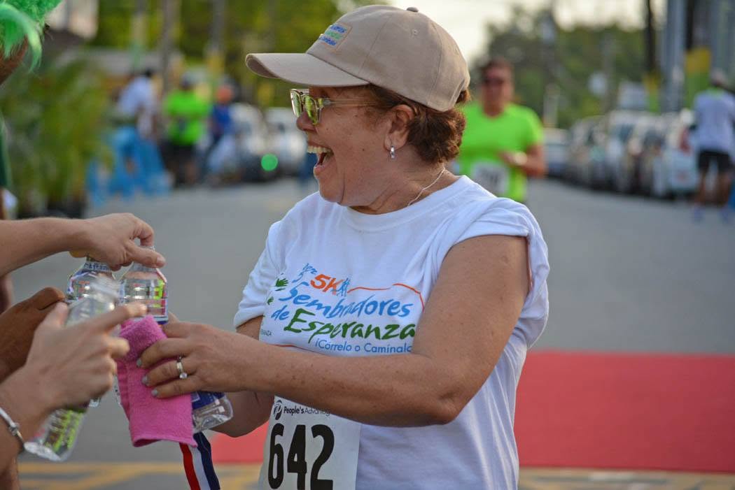 Voluntarios ofreciendo agua