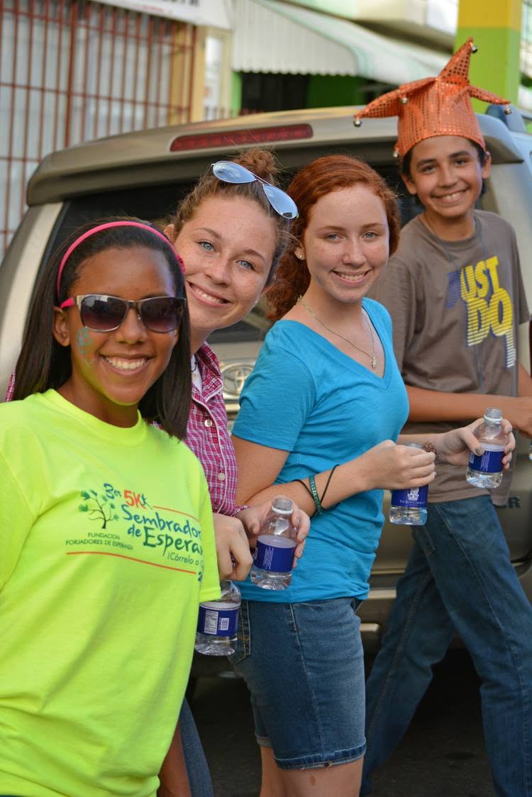 Jóvenes voluntarios repartiendo agua