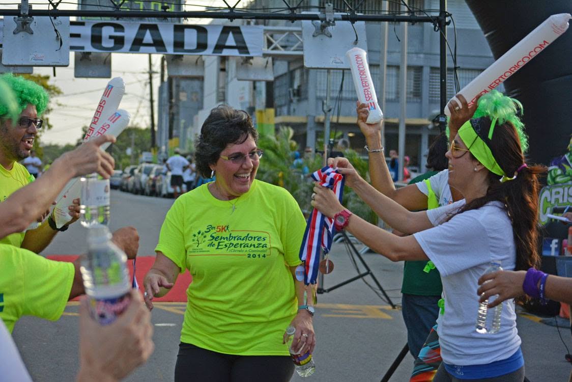 Una participante recibe su medalla